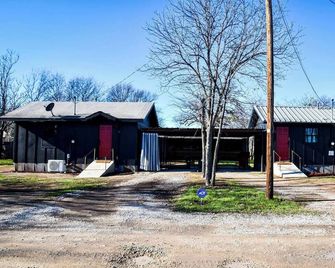 Cozy & Convenient Bungalow - Downtown & Hpu - Brownwood - Budova