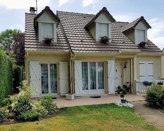 For Rent Private Room With Balcony And Jerdin - Le Mesnil-Saint-Denis - Edificio