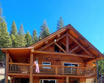 Legacy Lodge - Log Home Retreat - 5 bed 2 bath with stunning mountain views !! - Libby - Gebäude