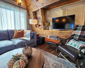 Cozy Cabin Near Bryce And Zion Sleeps 4 - Duck Creek Village - Living room
