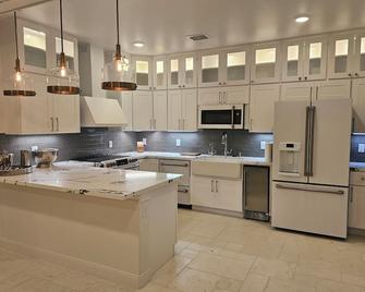 Benji's Place - The Woodlands - Kitchen