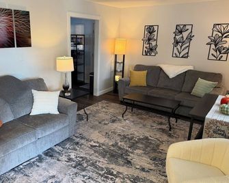 Modern Comfort Near Kdmc: 3br Home W/ Workspace & Coffee Bar - Ironton - Sala de estar