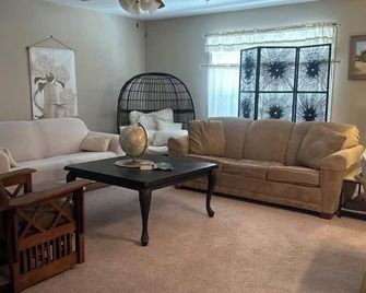 House on Richmond - Brookhaven - Вітальня