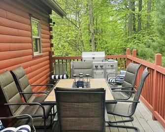 Cozy Cabin, close to Wisp w Firepit, Pool Table, Pets! - McHenry - Balcón