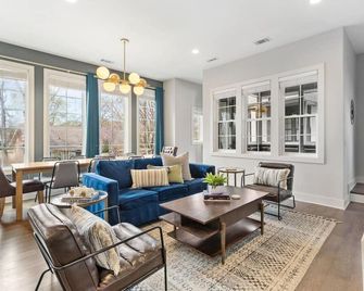 Modern Bliss with Garage by 12 South Restaurants and 2 miles Broadway - Nashville - Living room