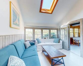 Rustic, sunny cottage w/ deck & W/D - walk to the beach & town! - Nantucket - Living room