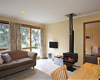 Bruny Island Escapes and Hotel Bruny - Lunawanna - Living room