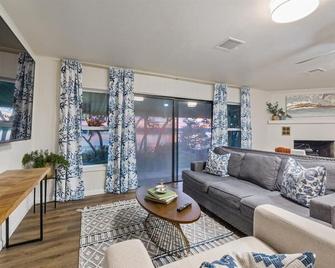 Blue Vista, lake view, hot tub, fire pit, covered patio - Belton - Living room