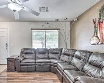 Huge Discounts For Your Arizona Vacation! - San Tan Valley - Living room