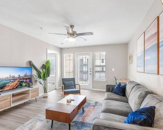 Spacious 2BR King Suites w Pool, Gym, Laundry - Close to Downtown - Austin - Salon