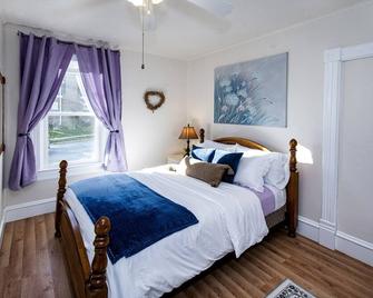 Vintage Downtown Flat Near Holy Hill, Go - Hartford - Bedroom