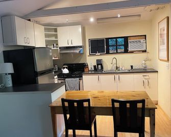 Charming guest cottage in Santa Barbara with access to hiking and the beach - Santa Barbara - Kitchen