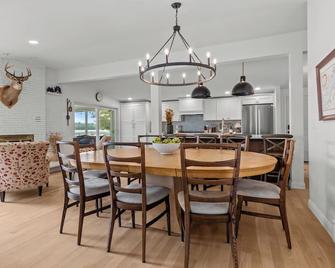 Remodeled Lake Retreat Putting Green, Game Roombar - Green Lake - Dining room