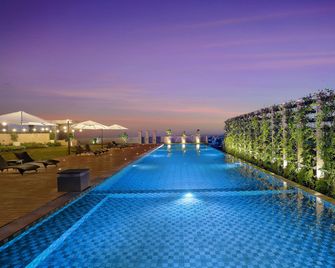 Novotel Suites Yogyakarta Malioboro - Yogyakarta - Pool