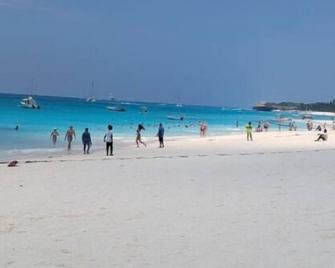 Kassandra Beach And Restaurant Mixed Family Room - Nungwi - Strand