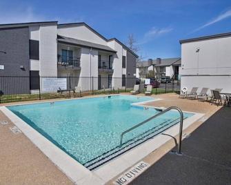 Spacious modern 2 bdrm apt with pool, washer/dryer, internet, great location - Sherman