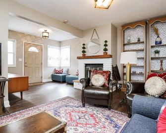 Updated vintage style cottage near McKennan Park & next to Avera - Sioux Falls - Living room