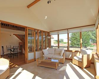 Charming 1 bedroom Granary conversion in the heart of Suffolk - Sudbury - Living room