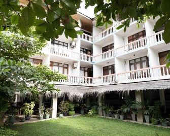 Topaz Beach Hotel - Negombo - Building