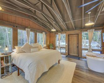 Bonners Ferry Cabin with Wraparound Deck and Views! - Bonners Ferry - Bedroom