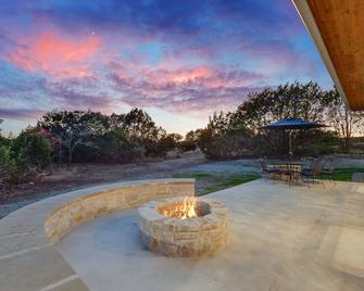 Bienvenidos Farmhouse, Luxury Comfort, Wineries & Wedding Venues - Driftwood - Pool