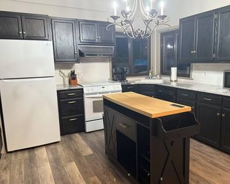 Lakeside 3 bedroom retreat with game room, hot tub and kayaks - Commerce Township - Cocina