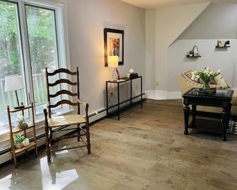 Cozy & Secluded Estate on 7 acres, Boasting Fresh Renovations! - Cumberland Center - Dining room