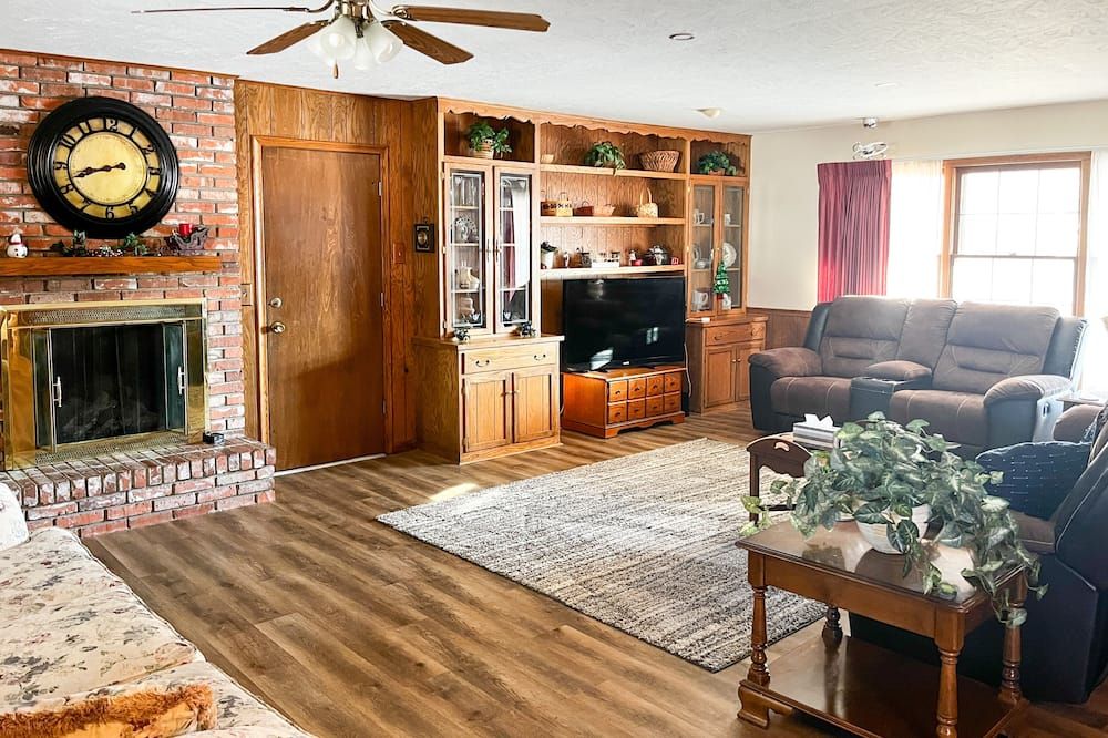 Kansas home away from home near Main Street McPherson, handicap accessiblebr - McPherson - Obývací pokoj