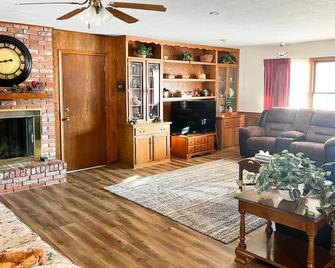 Kansas home away from home near Main Street McPherson, handicap accessiblebr - McPherson - Sala de estar