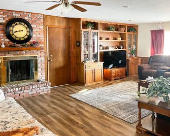 Kansas home away from home near Main Street McPherson, handicap accessiblebr - McPherson - Obývací pokoj