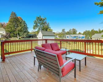 Steps to Lake Michigan: Manitowoc Home w/ Fire Pit - Manitowoc - Balcony