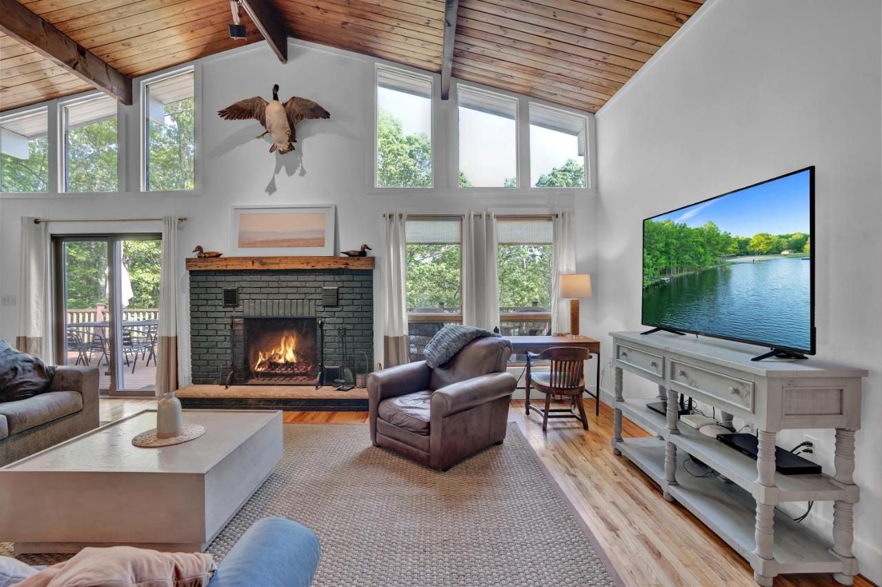 Private Lakefront with Pool, Hot Tub, Firepit, Pets