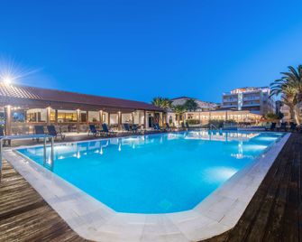 Galaxy Beach Resort, BW Premier Collection - לגנאס - בריכה