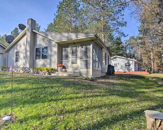 Riverfront Grayling Retreat with Fire Pit and Dock! - Grayling - Gebouw