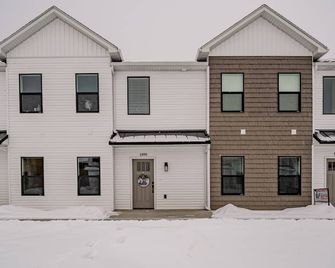 Brand New Townhome sleeps 12. - Ammon - Building
