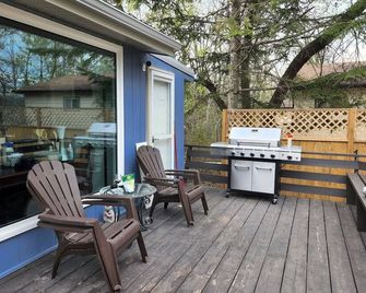 Entire charming and private cottage in Winnipeg Beach - Winnipeg Beach - Balcony