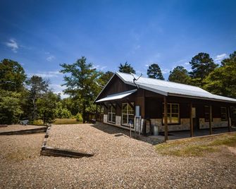 Private Hideaway, Hot tub, close to Beavers Bend State Park, Broken Bow Lake. - Wright City - Building