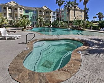 Walk to Beach Lavish Resort Escape in Galveston! - Galveston - Piscina