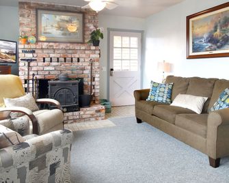 Quaint Cottage Just a short walk to the sea - Dillon Beach - Living room