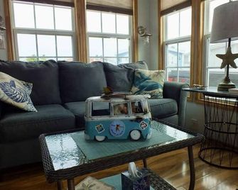 Charming 1BR Getaway in Long Island Village Resort - Port Isabel - Olohuone
