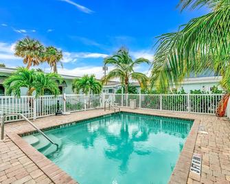 Driftwood at Anna Maria Island Inn - הולמס ביץ' - בריכה