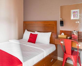 RedDoorz Hostel Near Ltc Glodok - Jakarta - Bedroom