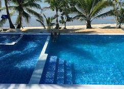 Beachfront House with pool/beach view and access - Marabut - Piscina