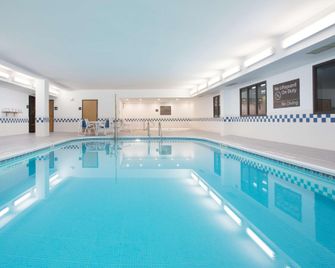 Baymont by Wyndham Thornton - Thornton - Pool