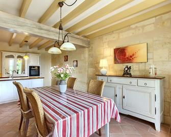 Ideally located St Emilion Beautiful stone house in Bachus gite - Montagne - Comedor