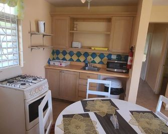 Sunflower Villas - Runaway Bay - Küche