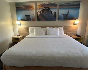 Days Inn & Suites by Wyndham Stockbridge South Atlanta - Stockbridge - Bedroom