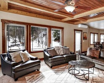 Wonderful 5 bdrm cabin on 1acre wooded lot with stream - McCall - Obývací pokoj