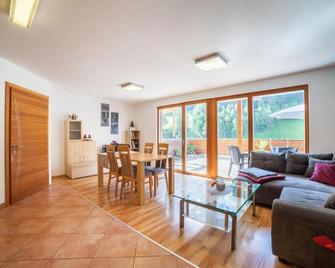 Pritscheshof Ferienwohnung Terrasse - Mals - Wohnzimmer