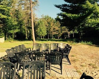 Large Family sized Cottage w/heated Pool, Firepit, huge yards, parking, A/C - Grand Bend - Patio